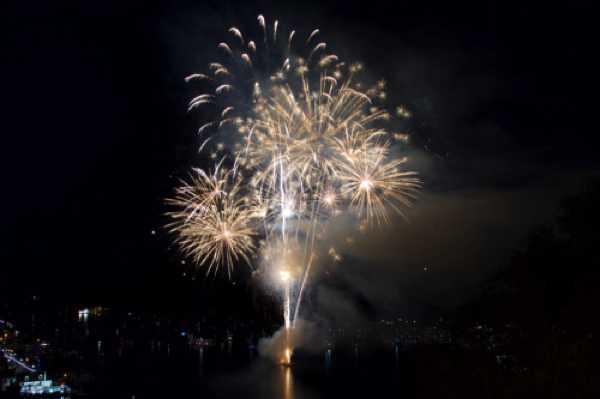 27 August 2022 - 21:12:26
Just one firework display this year and it was all the better for it. A fabulous display that built up to an amazing crescendo of all white explosions for the finale. Breathtaking. 
------------------
Dartmouth Regatta 2022 fireworks